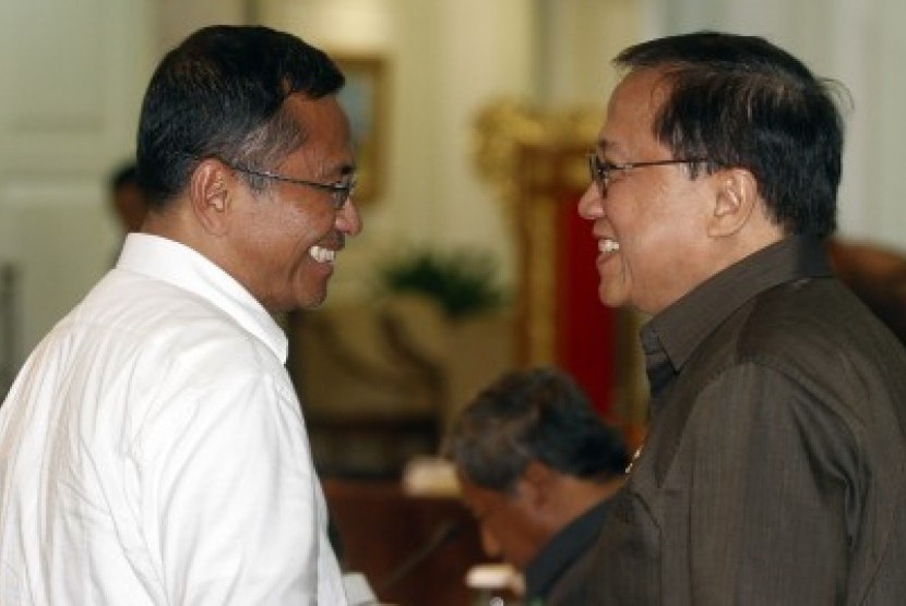 Menteri BUMN Dahlan Iskan (kiri) dan Sekretaris Kabinet Dipo Alam (kanan).