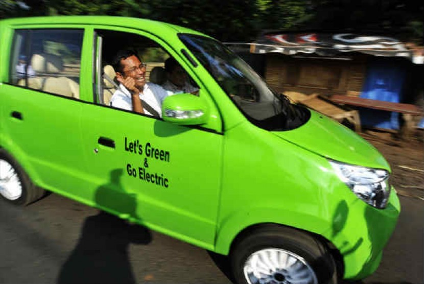 Menteri BUMN Dahlan Iskan melakukan uji coba mobil listrik jenis city car karya perancang Dasep Ahmadi di Jalan Raya Jatimulya, Depok, Jabar, Senin (16/7). 
