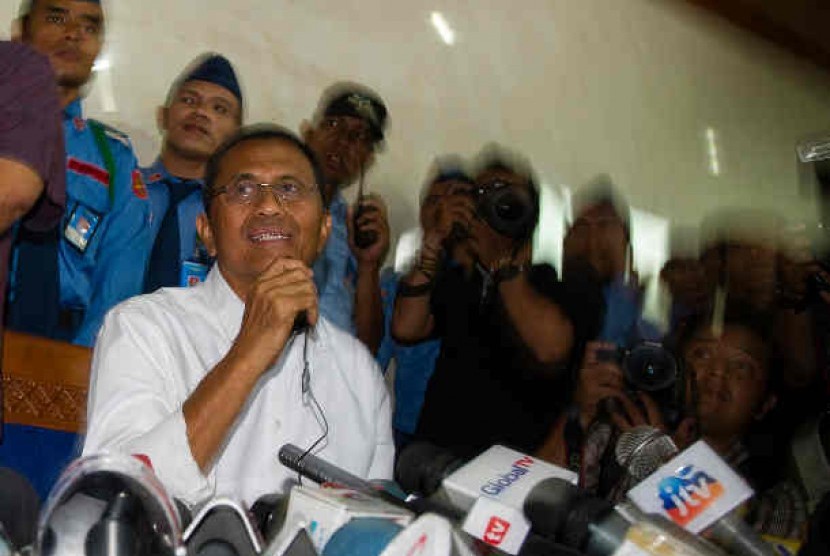 Menteri BUMN Dahlan Iskan memberi keterangan pers seusai memenuhi panggilan Badan Kehormatan (BK) DPR di Komplek Parlemen, Senayan, Jakarta, Senin (5/11/2011)