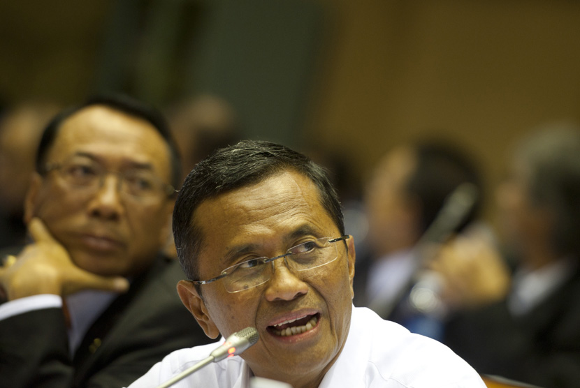  Menteri BUMN Dahlan Iskan memenuhi panggilan DPR dalam rapat kerja dengan Komisi VII di Kompleks Parlemen, Jakarta, Selasa (13/11). (Antara/Rosa Panggabean)