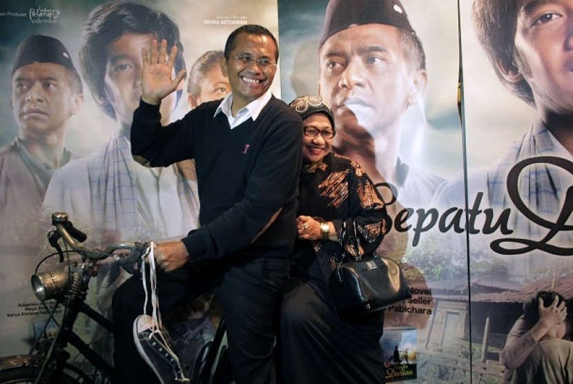 Menteri BUMN Dahlan Iskan menaiki sepeda bersama istri Nafsiah Sabri saat hadir dalam gala premier film 