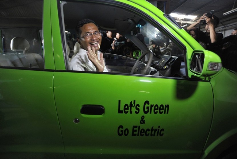 Menteri BUMN, Dahlan Iskan saat mencoba mobil listrik buatan Dasep Ahmadi