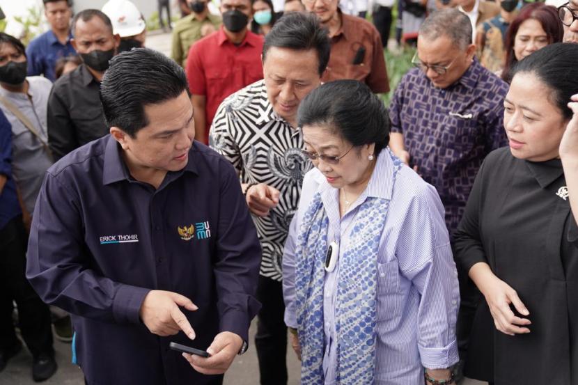 Menteri BUMN Erick bersama Megawati Soekarno Putri dan Puan Maharani meninjau pembangunan Kawasan Ekonomi Khusus (KEK) Kesehatan dan Pariwisata di Sanur, Bali, Senin (16/1/23).  Foto: Kementerian BUMN