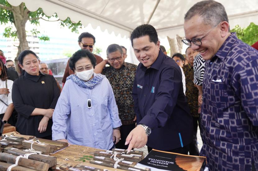 Menteri BUMN Erick bersama Megawati Soekarno Putri dan Puan Maharani meninjau pembangunan Kawasan Ekonomi Khusus (KEK) Kesehatan dan Pariwisata di Sanur, Bali, Senin (16/1/23).