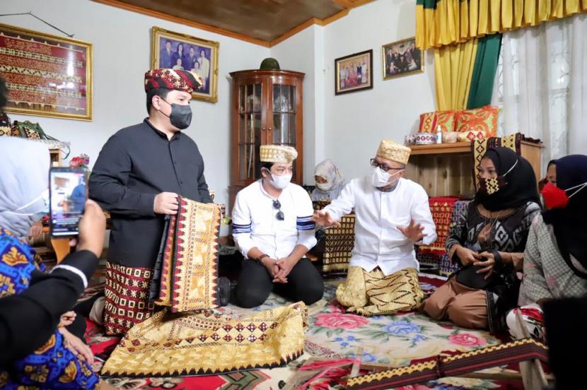 Menteri BUMN Erick Thohir (baju hitam) dan Wakil Ketua MPR Zulkifli Hasan (baju puti kaca mata) berbincang dengan warga, saat keduanya berkunjung ke Lampung, Jumat (18/6).