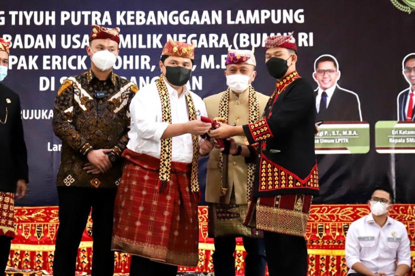 Menteri BUMN, Erick Thohir (baju putih) menerima gelar bangsawan dari marga Dantaran, Lampung. 