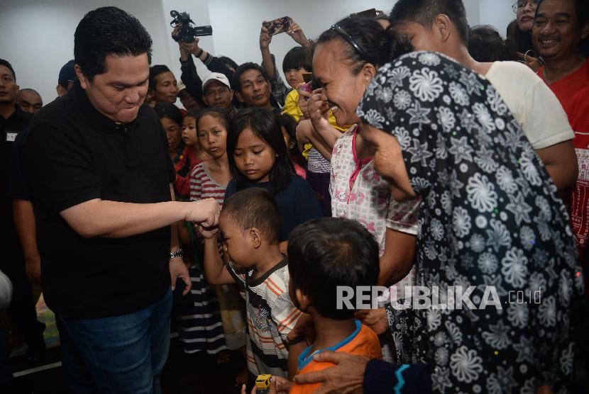 Menteri BUMN Erick Thohir bercengkrama dengan para pengungsi korban banjir di Posko pengungsian GOR Cengkareng,Jakarta, Ahad (5/1). Kunjungan Menteri BUMN tersebut dalam rangka memastikan ketersediaan bantuan serta kebutuhan masyarakat pasca banjir seperti air bersih dan obat-obatan.