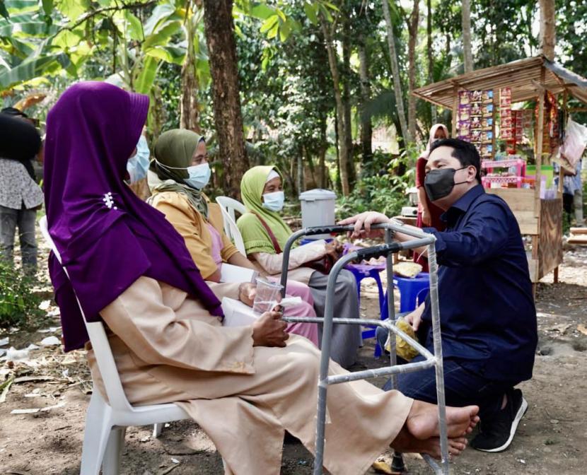 Menteri BUMN Erick Thohir berdialog dengan para nasabah Mekaar PNM di Desa Tanjungsari Kebumen, Jawa Tengah.