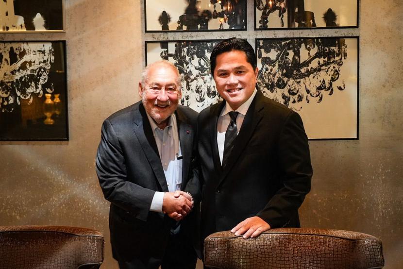 Menteri BUMN Erick Thohir berdiskusi dengan peraih Nobel Ekonomi 2021 Joseph Stiglitz di Jakarta. 