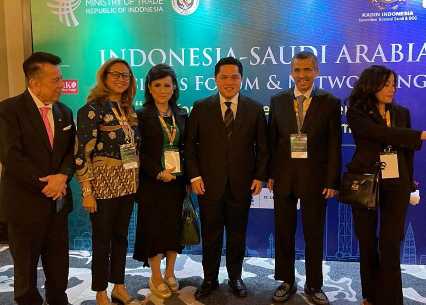 Menteri BUMN Erick Thohir berfoto bersama dengan para undangan saat menghadiri  Indonesia-Saudi Arabia <i>Networking Dinner <i> yang digelar di Jakarta, Selasa (30/5/2023) malam.