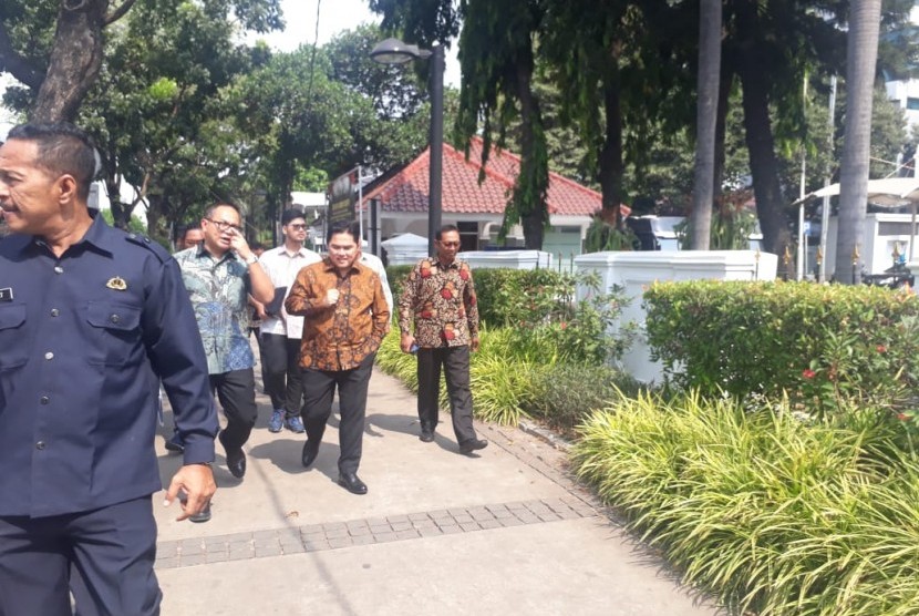 Menteri BUMN Erick Thohir berjalan kaki dari kantornya menuju Balai Kota DKI menemui Gubernur DKI Anies Baswedan, Selasa (29/10).