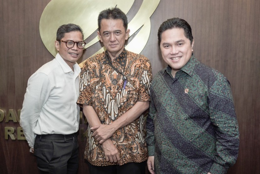 Menteri BUMN Erick Thohir bersama Direktur Utama BTN Pahala Mansury dan Komisaris Utama BTN Chandra Hamzah di Kantor Kementerian BUMN, Jakarta, Jumat (22/11).