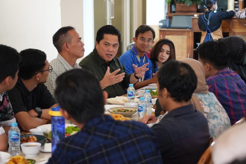 Menteri BUMN Erick Thohir bersama followers di Kota Bandung.