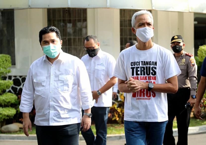 Menteri BUMN, Erick Thohir (kiri) bersama Gubernur Jawa Tengah, Ganjar Pranowo (kanan). Dalam survei capres cawapres Indikator menyebut pemilih Jokowi pindah ke Ganjar, dan sebanyak 31,1 persen responden memilih Ganjar jika berpasangan dengan Erick.