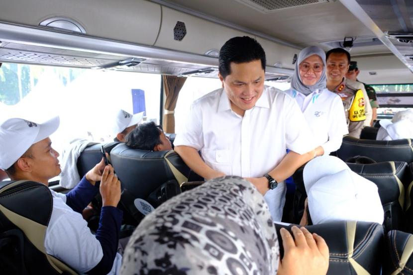 Menteri BUMN, Erick Thohir bersama jajaran direksi Peruri melepas para peserta mudik gratis, Jumat (5/4/2024). 