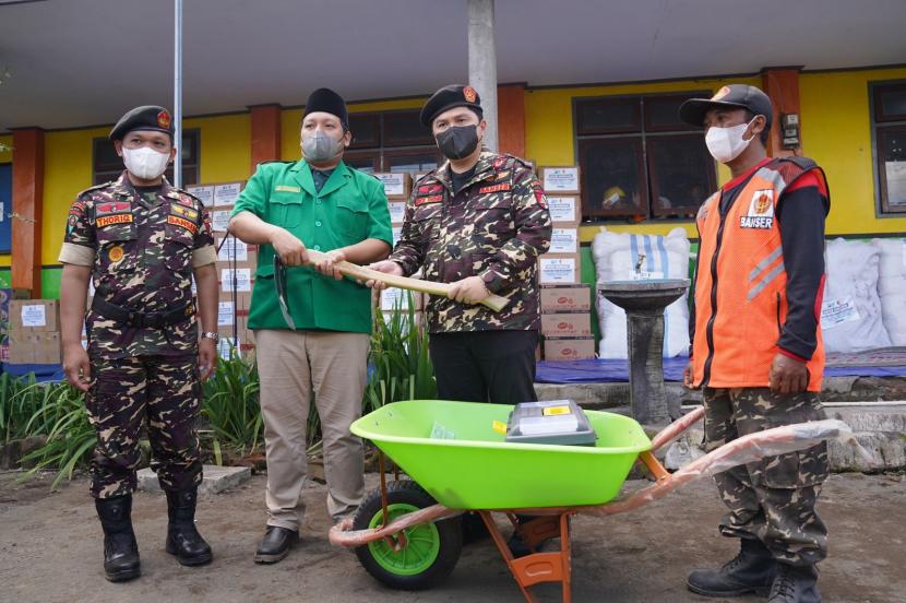 Menteri BUMN Erick Thohir bersama Sahabat Banser, bergerak membantu warga terdampak erupsi Gunung Semeru, di Kabupaten Lumajang, Jawa Timur, Ahad (12/12).