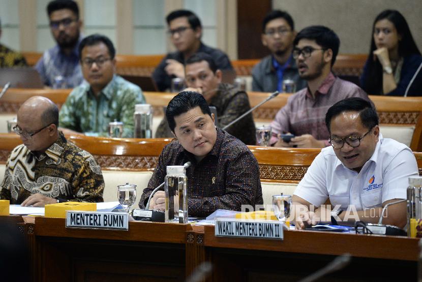 Menteri BUMN Erick Thohir bersama Wakil Menteri BUMN Kartika Wirjoatmodjo dan Direktur Utama PT Asuransi Jiwasraya Hexana Tri Sasongko mengikuti rapat dengan panitia kerja (Panja) di ruangan Komisi VI DPR, di kompleks Parlemen, Jakarta, Rabu (29/1). 