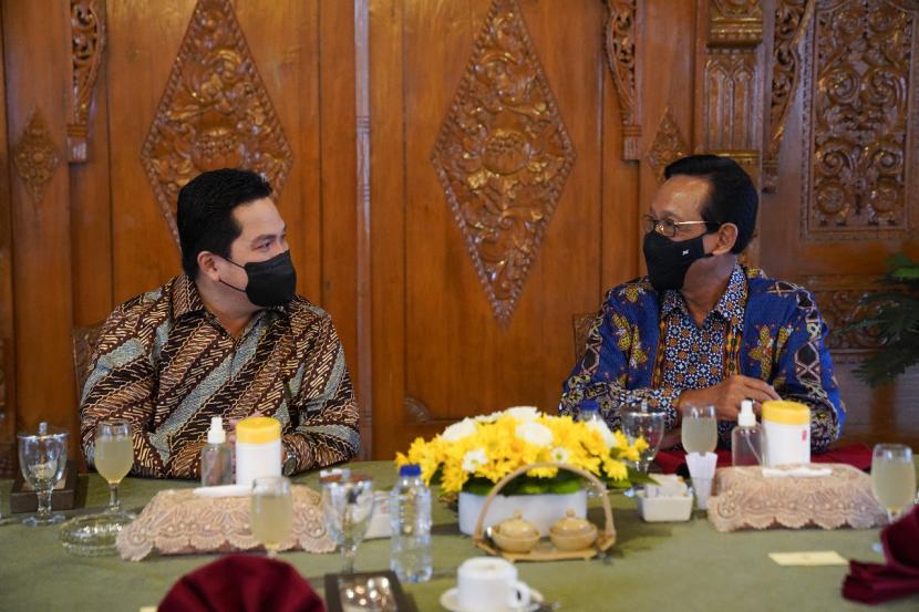 Menteri BUMN Erick Thohir bertemu dengan Gubernur DIY Sri Sultan Hamengku Buwono X di kantor Gubernur DIY di Yogyakarta, Senin (21/2).