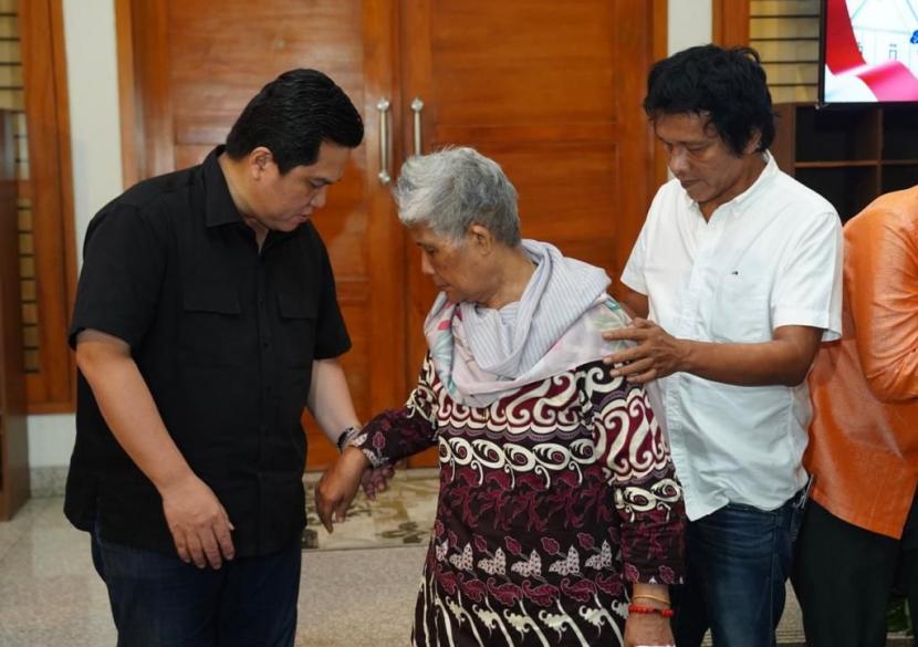 Menteri BUMN, Erick Thohir beserta jajaran BUMN termasuk Dirut dan Wadirut BTN mengundang para orang tua korban penembakan Trisakti Pahlawan Reformasi 1998 untuk buka puasa bersama di Jakarta (25/4/2022). Pemerintah memberikan masing masing keluarga sebuah rumah layak huni di wilayah yang dipilih sendiri oleh keluarga korban.