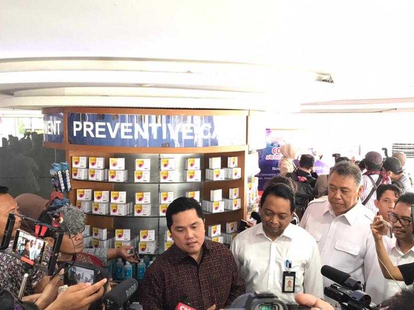 Menteri BUMN Erick Thohir dan Direktur Utama Kimia Farma Verdi Budidarmo di Apotek Kimia Farma di Menteng, Jakarta, Rabu (4/3).