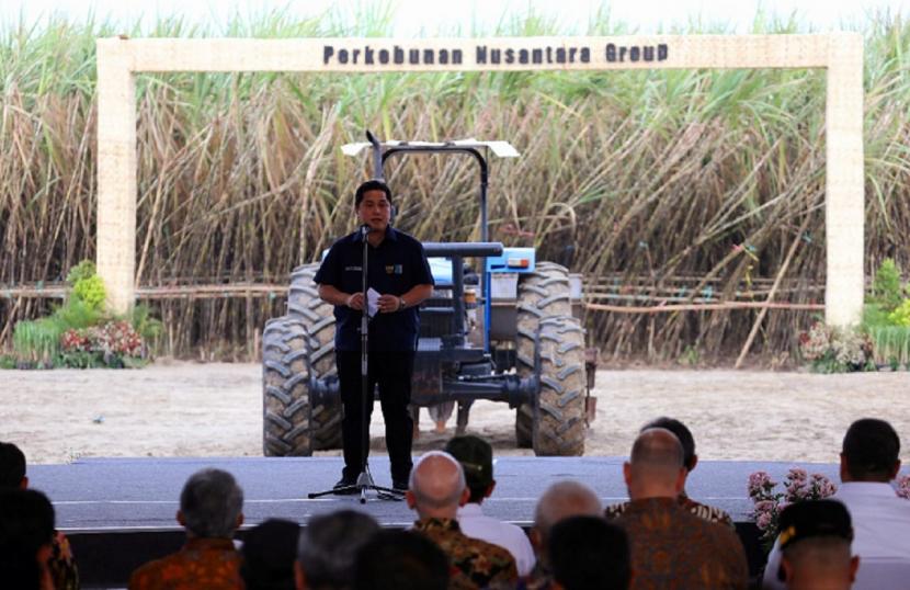 Menteri BUMN Erick Thohir dan Dirut Holding Perkebunan Nusantara PTPN III (Persero) Mohammad Abdul Ghani melakukan kick off revitalisasi industri gula nasional di Mojokerto, Jawa Timur.