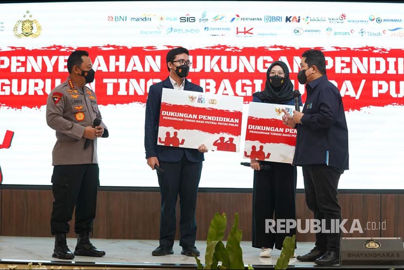 Menteri BUMN Erick Thohir dan Kapolri Jenderal Listyo Sigit Prabowo menghadiri penyerahan bantuan pendidikan perguruan tinggi bagi putra-putri Polri dari Kementerian Badan Usaha Milik Negara (BUMN). Penyerahan bantuan dihadiri di Mabes Polri, Jakarta Selatan, Selasa (14/12).