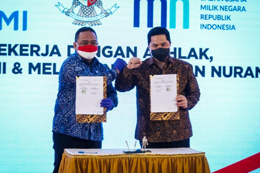 Menteri BUMN Erick Thohir dan Kepala BP2MI Benny Ramdhani menandatangani nota kesepahaman di kantor BP2MI, Jakarta, Selasa (18/8).