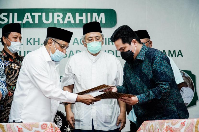 Menteri BUMN Erick Thohir dan Ketua Umum PBNU Saiq Aqil Siradj menandatangani nota kesepahaman (MoU) tentang Koordinasi Hubungan Kerja Sama Kementerian BUMN dan Nahdlatul Ulama di Pondok Pesantren Luhur Al-Tsaqafah, Jakarta, Jumat (4/9).