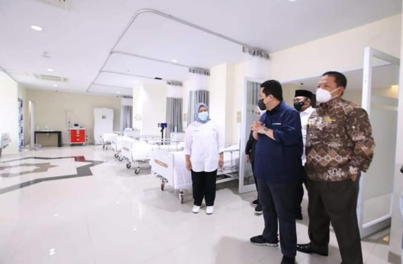 Menteri BUMN Erick Thohir dan Menag Yaqut Cholil Qoumas meninjau Rumah Sakit Darurat Covid-19 di Asrama Haji Rajabasa Bandar Lampung, Ahad (8/8). 