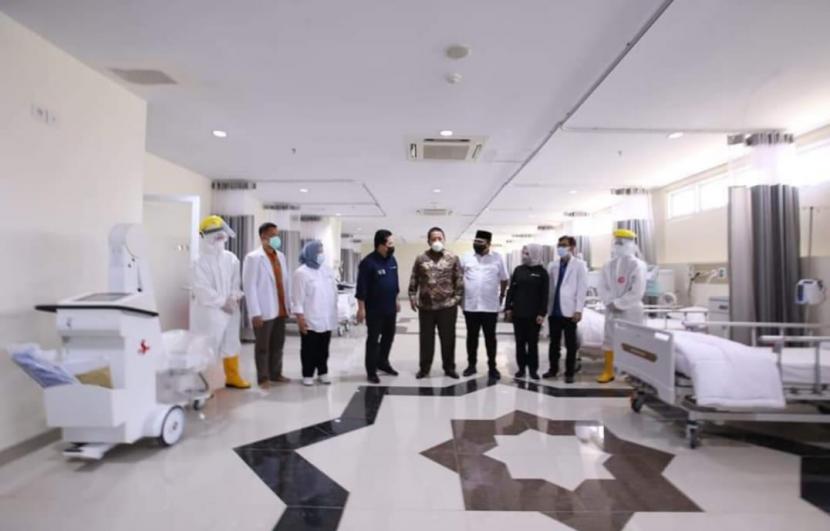 Menteri BUMN Erick Thohir dan Menag Yaqut Cholil Qoumas meninjau Rumah Sakit Darurat Covid-19 di Asrama Haji Rajabasa Bandar Lampung, Ahad (8/8).