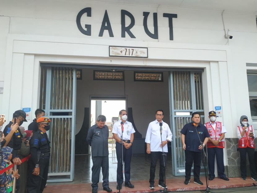 Menteri BUMN Erick Thohir dan Menhub Budi Karya Sumadi, meresmikan jalur kereta api Cibatu-Garut di Stasiun Garut, setelah direaktivasi, Kamis (24/3/2022).