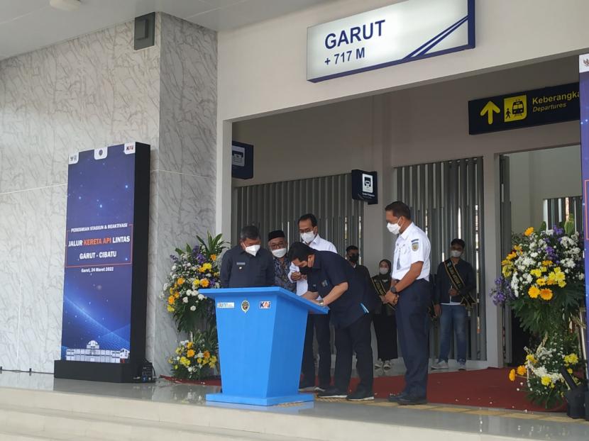 Menteri BUMN Erick Thohir dan Menhub Budi Karya Sumadi, meresmikan jalur kereta api Cibatu-Garut di Stasiun Garut, setelah direaktivasi, Kamis (24/3/2022).