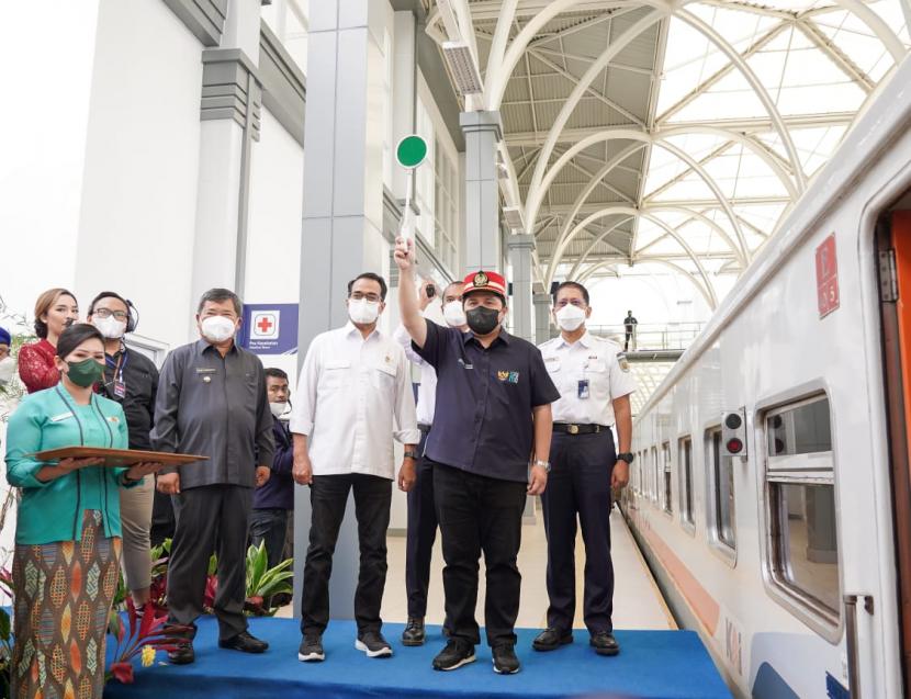 Menteri BUMN Erick Thohir dan Menhub Budi Karya Sumadi di Stasiun Garut usai meresmikan jalur kereta api Cibatu-Garut, Kamis (24/3/2022)