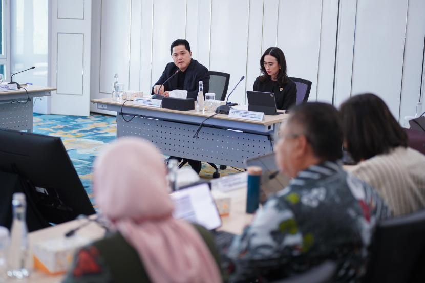 Menteri BUMN Erick Thohir dan Menteri Pariwisata Widiyanti Putri Wardhana usai menggelar pertemuan di kantor Kementerian BUMN, Jakarta, Kamis (31/10/2024).  