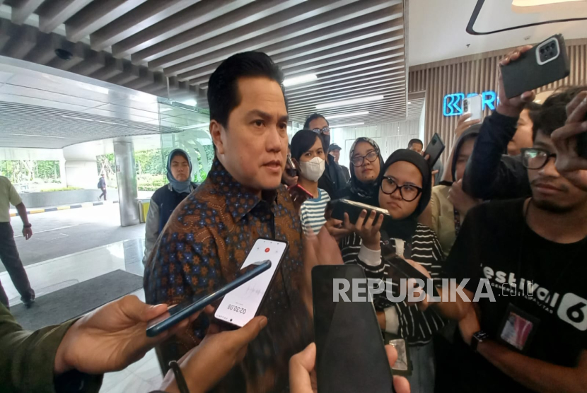 Menteri BUMN Erick Thohir dan Menteri Perhubungan Dudy Purwagandhi saat konferensi pers terkait persiapan Angkutan Lebaran 2025 di kantor Kementerian BUMN, Jakarta, Selasa (21/1/2025).  