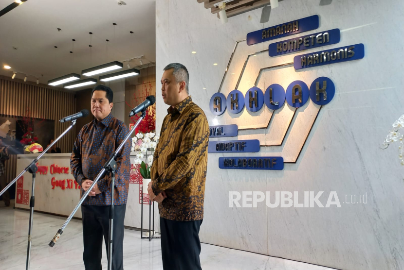 Menteri BUMN Erick Thohir dan Menteri Perhubungan Dudy Purwagandhi saat konferensi pers terkait persiapan Angkutan Lebaran 2025 di kantor Kementerian BUMN, Jakarta, Selasa (21/1/2025).  