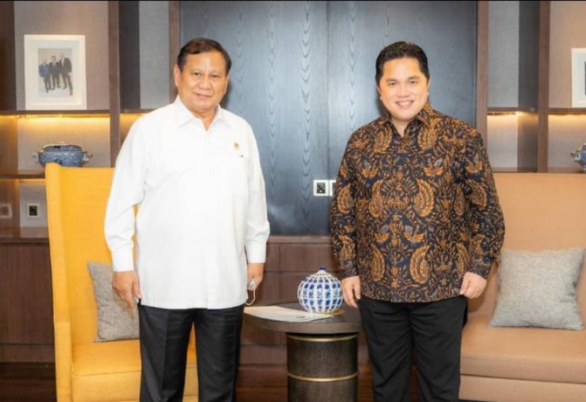Menteri Pertahanan (Menhan) Prabowo Subianto bersama Menteri BUMN Erick Thohir. Dalam simulasi capres-cawapres 2024 yang dilakukan Poltracking, pasangan Prabowo-Erick disebut unggul dari pasangan lain seperti Anies-Ganjar atau Anies-Khofifah.