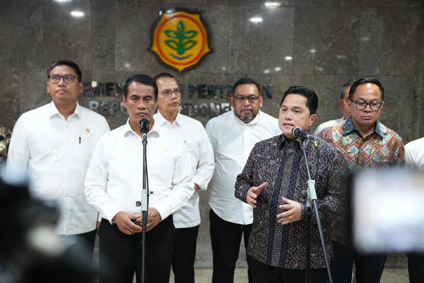 Menteri BUMN Erick Thohir dan Menteri Pertanian Amran Sulaiman usai rapat koordinasi di kantor Kementerian Pertanian, Jakarta, Selasa (21/10/2024).