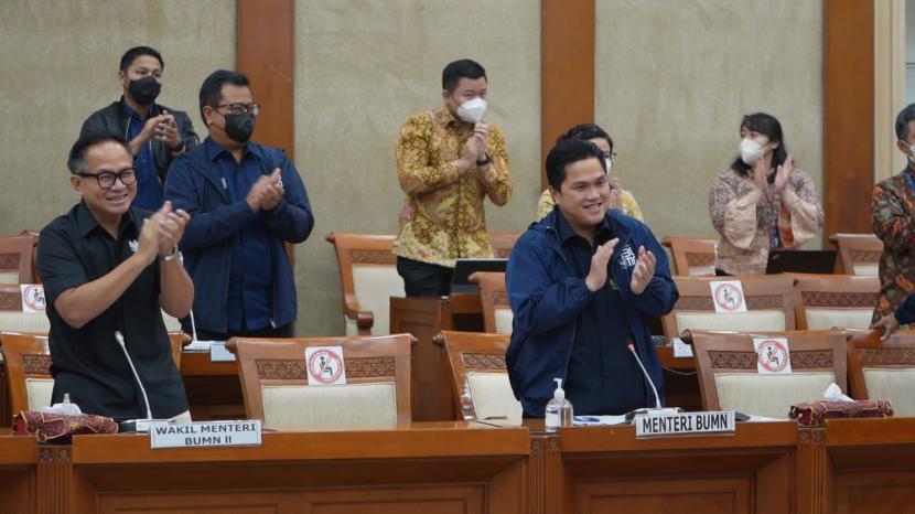 Menteri BUMN Erick Thohir dan Panja Komisi VI DPR menyepakati eksekusi skema penyelamatan Garuda, Jumat (22/4/2022).