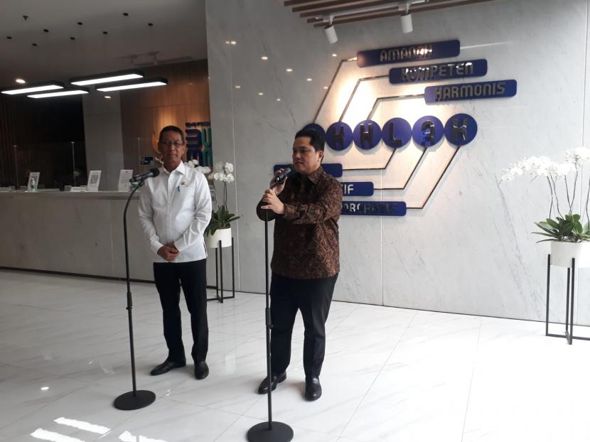 Menteri BUMN Erick Thohir dan Penjabat (Pj) Gubernur DKI Jakarta Heru Budi Hartono saat konferensi pers di kantor Kementerian BUMN, Jakarta, Rabu (19/10).