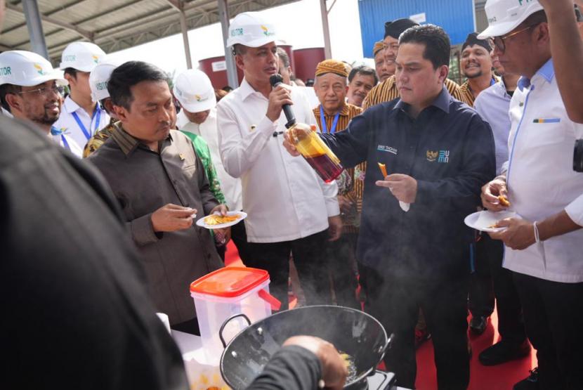 Menteri BUMN Erick Thohir datang ke Deli Serdang untuk meninjau perkembangan pembangunan tiga pabrik minyak makan merah yang difasilitasi Holding PTPN, Jumat (6/1/2023).