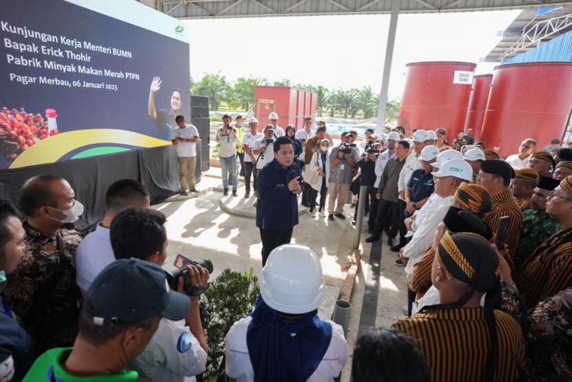 Menteri BUMN Erick Thohir datang ke Deli Serdang untuk meninjau perkembangan pembangunan tiga pabrik minyak makan merah yang difasilitasi Holding PTPN, Jumat (6/1/2023).