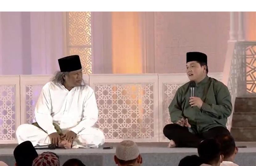 Menteri Badan Usaha Milik Negara (BUMN) Erick Thohir dan KH Ahmad Muwafiq atau yang lebih akrab disapa Gus Muwafiq dalam acara Cahaya At-Thohir di Masjid At-Thohir pada Sabtu (24/12/2022).