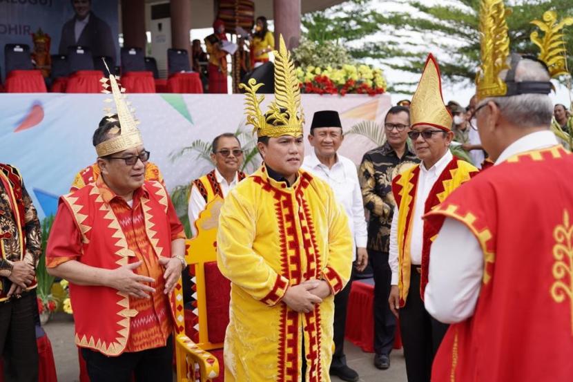 Menteri BUMN Erick Thohir dianugerahi gelar adat oleh masyarakat Nias lewat upacara sakral di Taman Kota Gunungsitoli, Sumatera Utara, Sabtu, (7/1/2023).