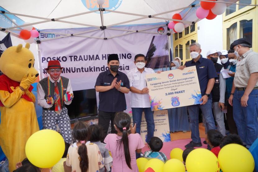 Menteri BUMN Erick Thohir didampingi Direktur Utama Petrokimia Gresik Dwi Satriyo Annurogo memberikan bantuan untuk korban erupsi Gunung Semeru, Ahad (12/12).