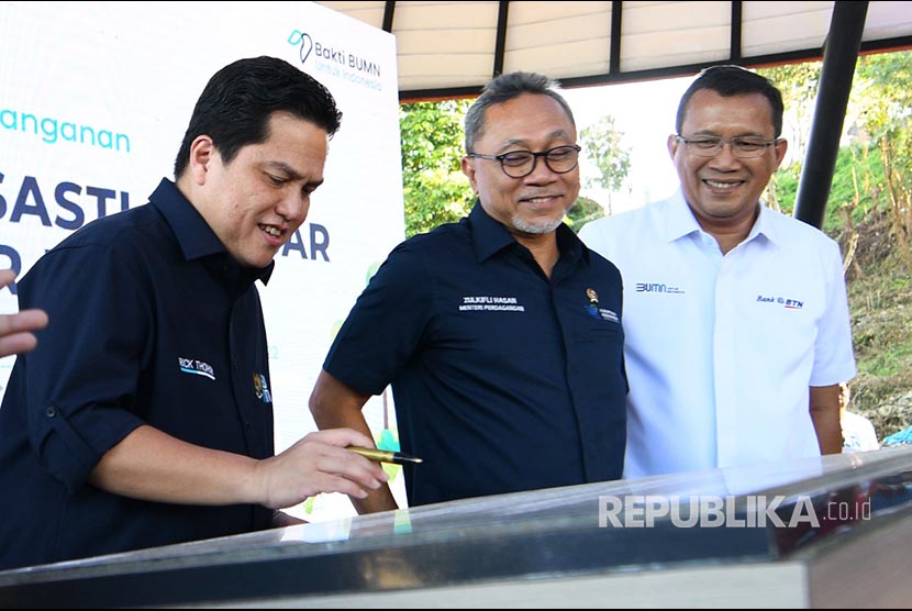 Menteri BUMN Erick Thohir didampingi Menteri Perdagangan Zulkifli Hasan dan Direktur Utama Bank BTN Haru Koesmahargyo menandatangani prasasti peresmian Selasar Siger BTN di Kawasan Bakauheni Harbour City, Lampung, Kamis (1/12).