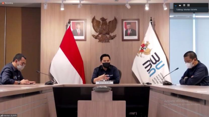 Menteri BUMN Erick Thohir, Dirut Garuda Indonesia Irfan Setiaputra, dan Staf Khusus Menteri BUMN Arya Sinulingga saat jumpa pers penyelesaian kontrak sewa pesawat Bombardier CRJ 1000 di Jakarta, Rabu (10/2).