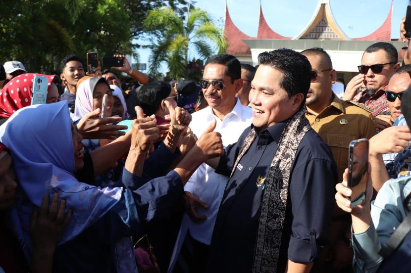 Menteri BUMN Erick Thohir disambut ribuan simpatisan di Bandara Internasional Minangkabau, Sumatra Barat, Selasa (20/12/2022).