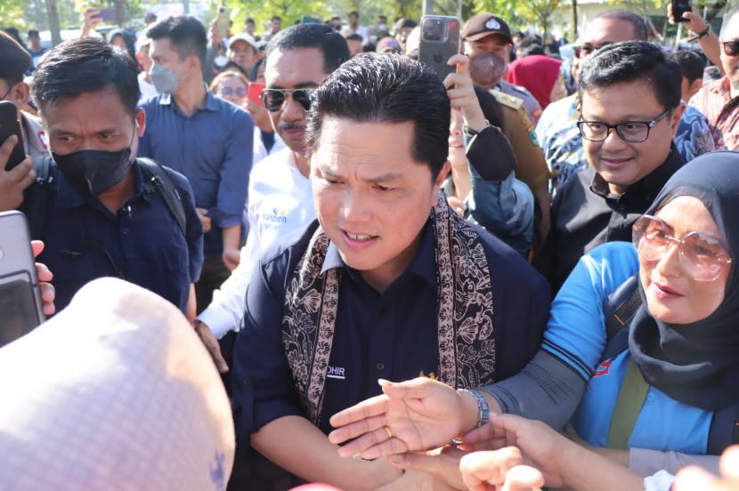 Menteri BUMN Erick Thohir disambut ribuan simpatisan di Bandara Internasional Minangkabau, Sumatra Barat, Selasa (20/12/2022).  Menurut Poltracking variabel cawapres menjadi sangat menentukan peluang kemenangan.