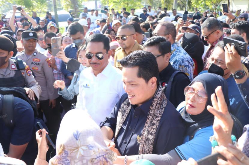 Menteri BUMN Erick Thohir disambut ribuan simpatisan di Bandara Internasional Minangkabau, Sumatra Barat, Selasa (20/12/2022)| 